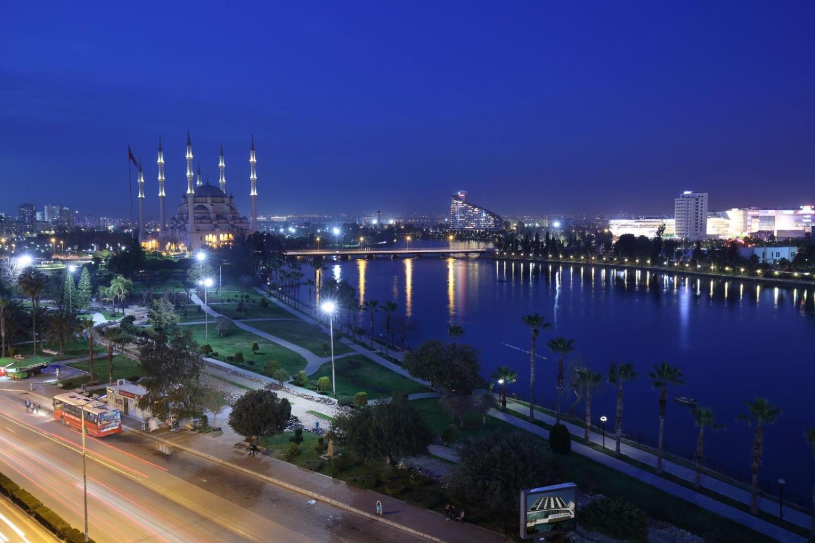 Adana Taskoeprue Hotel Esterno foto